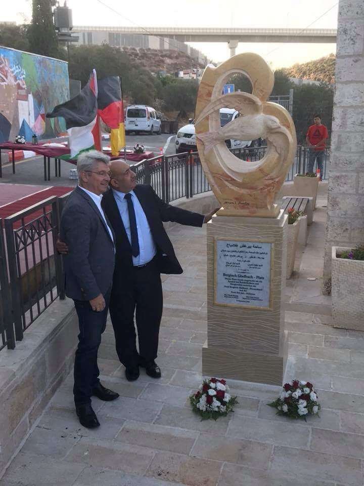 النُصُب الحجرية